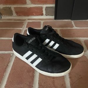 Adidas Suede Sneakers Size 6 women’s/size 4 men’s. Similar to Sambas